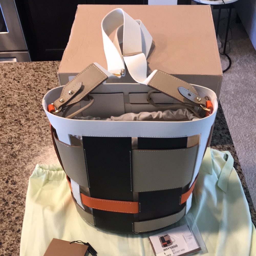 Sold on ♏️NWT Burberry Bucket 2020 Honey Bag - Picture 2 of 8